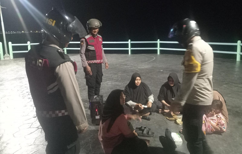 Patroli Malam Jakarta On The Spot, Polsek Kepulauan Seribu Selatan Kenalkan Layanan Polisi 110 Melalui Dialog Bersama Warga
