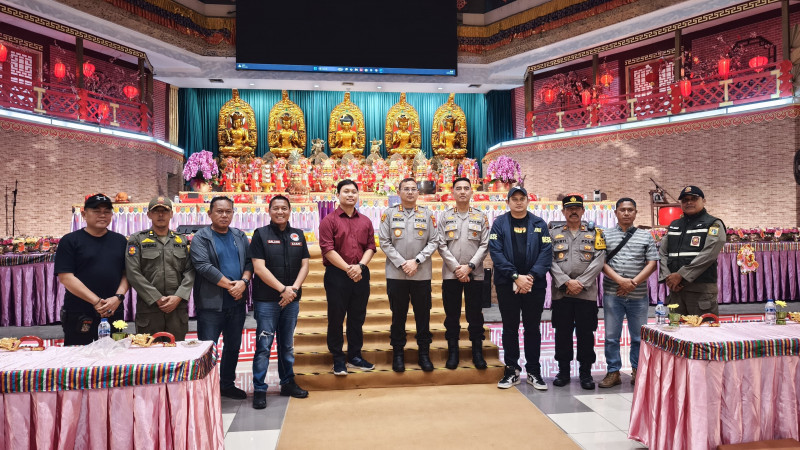 Kapolres Metro Jakarta Utara Pantau Pengamanan Ibadah Malam Imlek di Ancol
