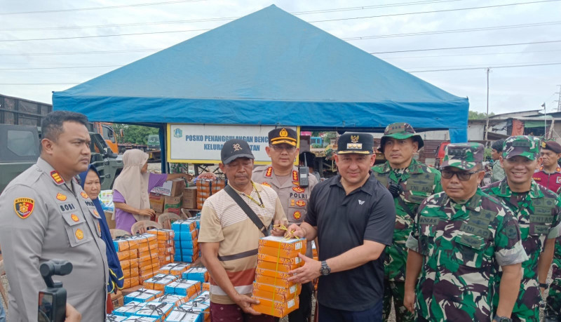 Kapolres Metro Jakarta Utara dan Forkopimko Jakut Kunjungi Pengungsi Banjir di Rorotan, Salurkan Bantuan Logistik