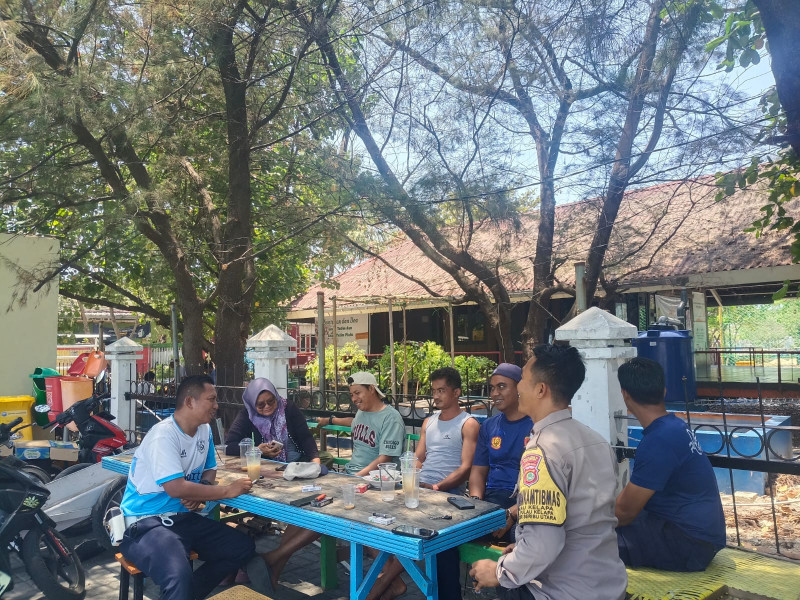 Jaga Jakarta di Pulau Kelapa, Bhabinkamtibmas Sosialisasikan Layanan Polisi 110 dan Sampaikan Pesan Kamtibmas