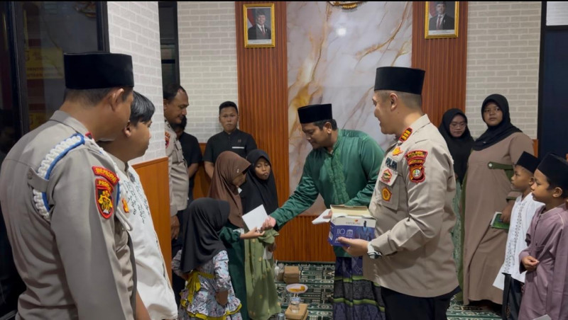 Polsek Kepulauan Seribu Selatan Gelar Santunan Anak Yatim dan Buka Puasa Bersama di Pulau Tidung