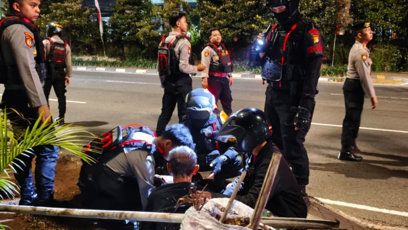 Brimob Metro Jaya Sigap Evakuasi Korban Kecelakaan Saat Patroli Malam di Jakarta Utara