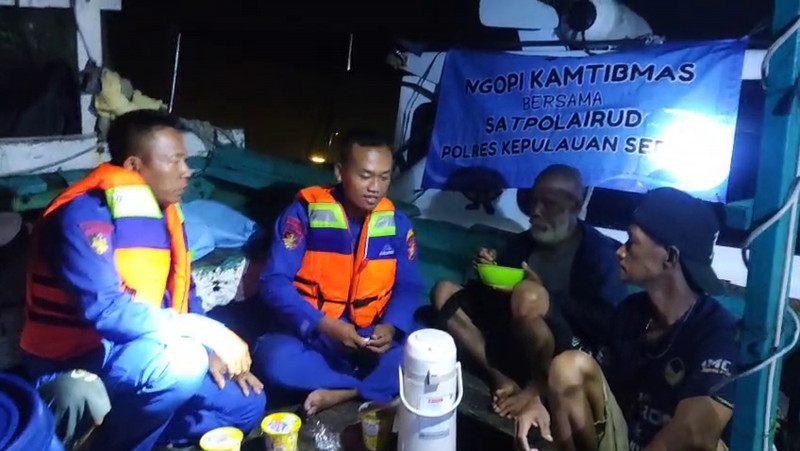 Satpolairud Polres Kepulauan Seribu Gelar Ngopi Kamtibmas Bersama Nelayan, Perkuat Sinergi dan Keselamatan di Laut