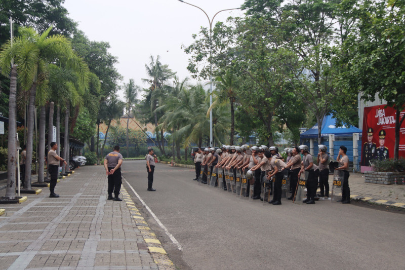 Polres Kepulauan Seribu Gelar Latihan Pengendalian Massa (Dalmas) di Marina Ancol