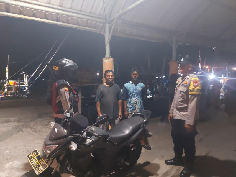 Patroli Malam Gabungan, Polsek Kepulauan Seribu Selatan Gencarkan Sosialisasi Layanan 110 dan Barcode Pengaduan Masyarakat