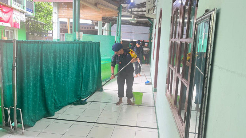 Gegana Brimob PMJ Bersihkan Masjid Al-Magfiroh di Slipi, Wujud Kepedulian Jaga Lingkungan