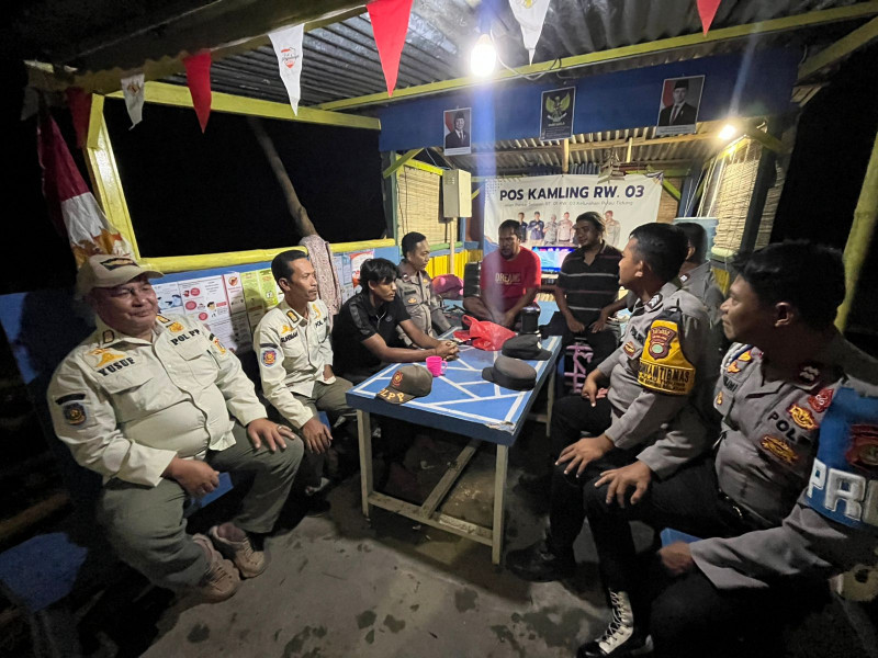 Patroli Malam Ramadhan, Polsek Kepulauan Seribu Selatan Bersama TNI–Satpol PP Sosialisasikan Layanan 110 dan Barcode Pengaduan Masyarakat