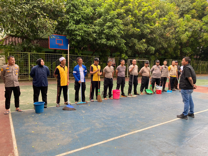 Polres Metro Jakarta Utara dan Polsek Kelapa Gading Gelar Aksi Bersih-Bersih di Masjid SMA Negeri 72 Pasca Ledakan