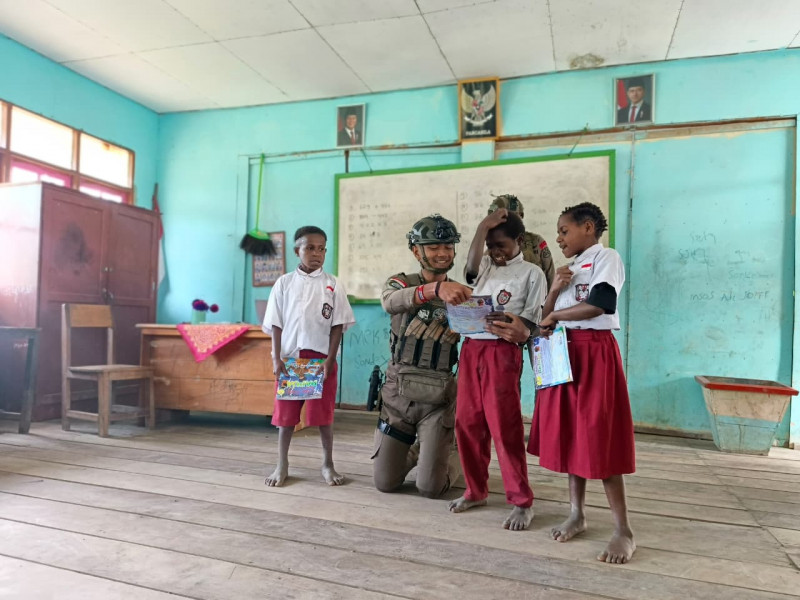 Satgas Ops Damai Cartenz Berbagi Buku Bacaan kepada Anak-Anak Sekolah di Intan Jaya
