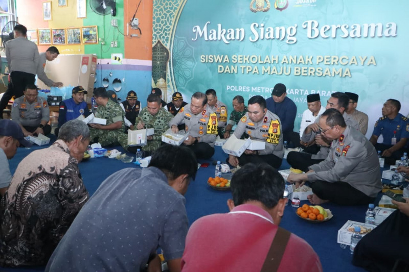 Kebersamaan di TPA Maju Bersama, Kapolda hingga Pangdam Jaya Makan Siang Bareng Warga