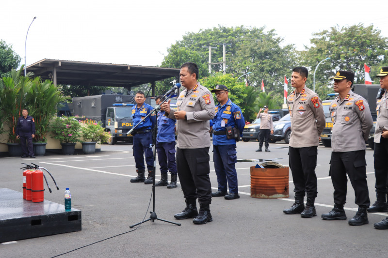 Polres Metro Bekasi Kota Gelar Pelatihan Pemadaman Kebakaran Bersama Sabuk Kamtibmas