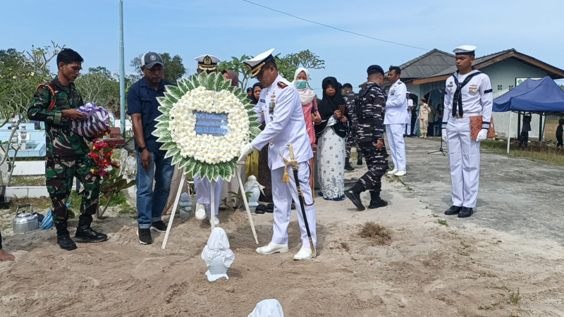 Komandan Lanal Dabo Singkep Pimpin Upacara Militer Pemakaman Almarhum Serda Bah Ardi Mustakim