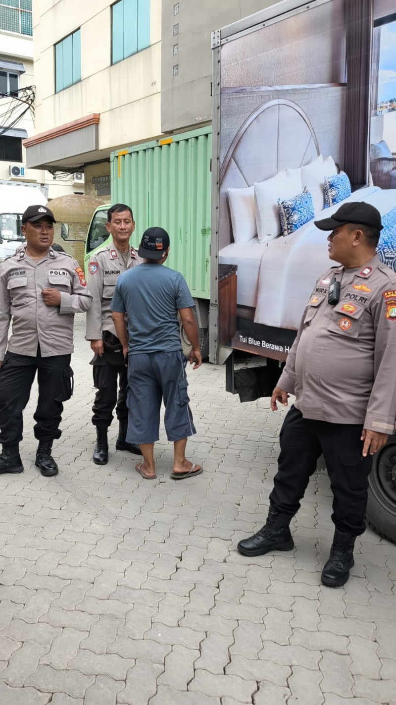 Cegah Gangguan Kamtibmas, Polisi Intensifkan Patroli Humanis di Kawasan Niaga Pademangan