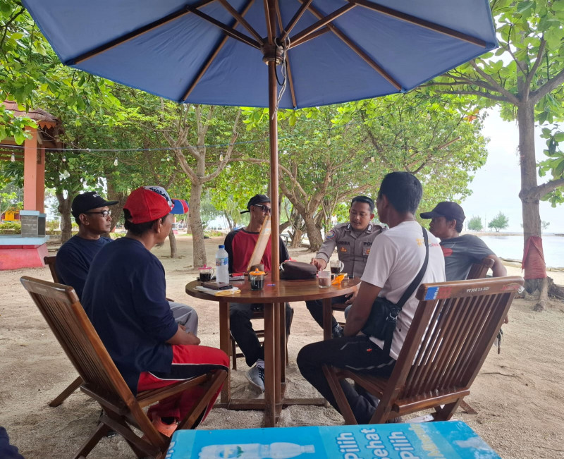 Bhabinkamtibmas Pulau Tidung Sambangi Warga, Sosialisasikan Layanan Polri 110 Gratis 24 Jam