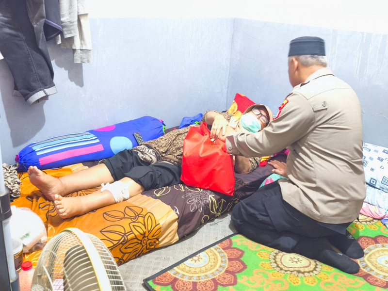 Polisi Hadir untuk Warga, Kapolsek Bekasi Barat Jenguk Lansia Sakit