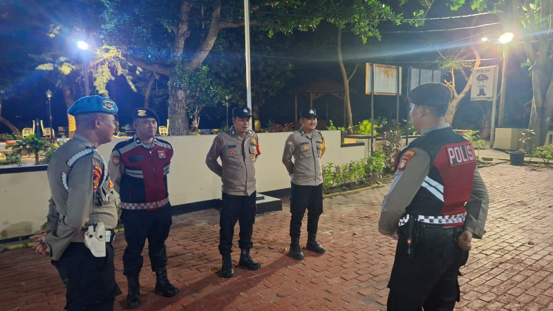 Patroli Dini Hari, Polisi Sosialisasikan Call Center 110 kepada Warga dan Antisipasi 3C