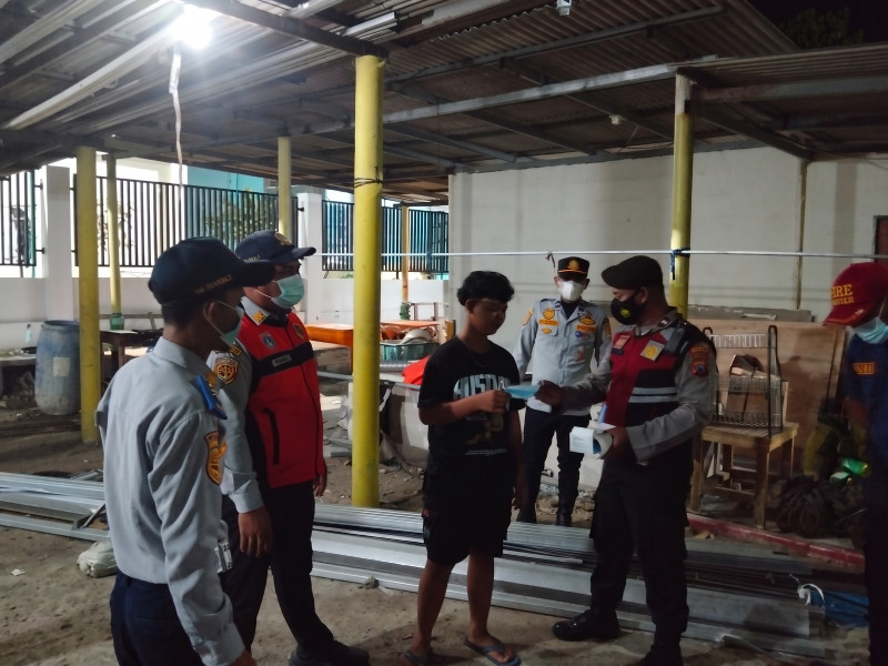 Antisipasi Abu Vulkanik Anak Krakatau, Polsek Kepulauan Seribu Selatan Bagikan Masker dan Sosialisasikan Layanan Polisi 110