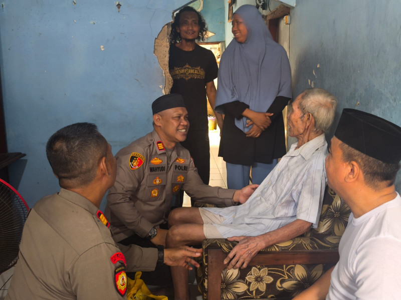 Jaga Jakarta On The Spot, Kapolsek Bekasi Barat Wujudkan Kepedulian kepada Warga Sakit dan Lansia