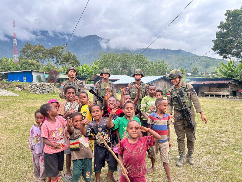 Polisi Hadir Menyapa Warga di Kulirik, Pendekatan Humanis Satgas Damai Cartenz Perkuat Rasa Aman