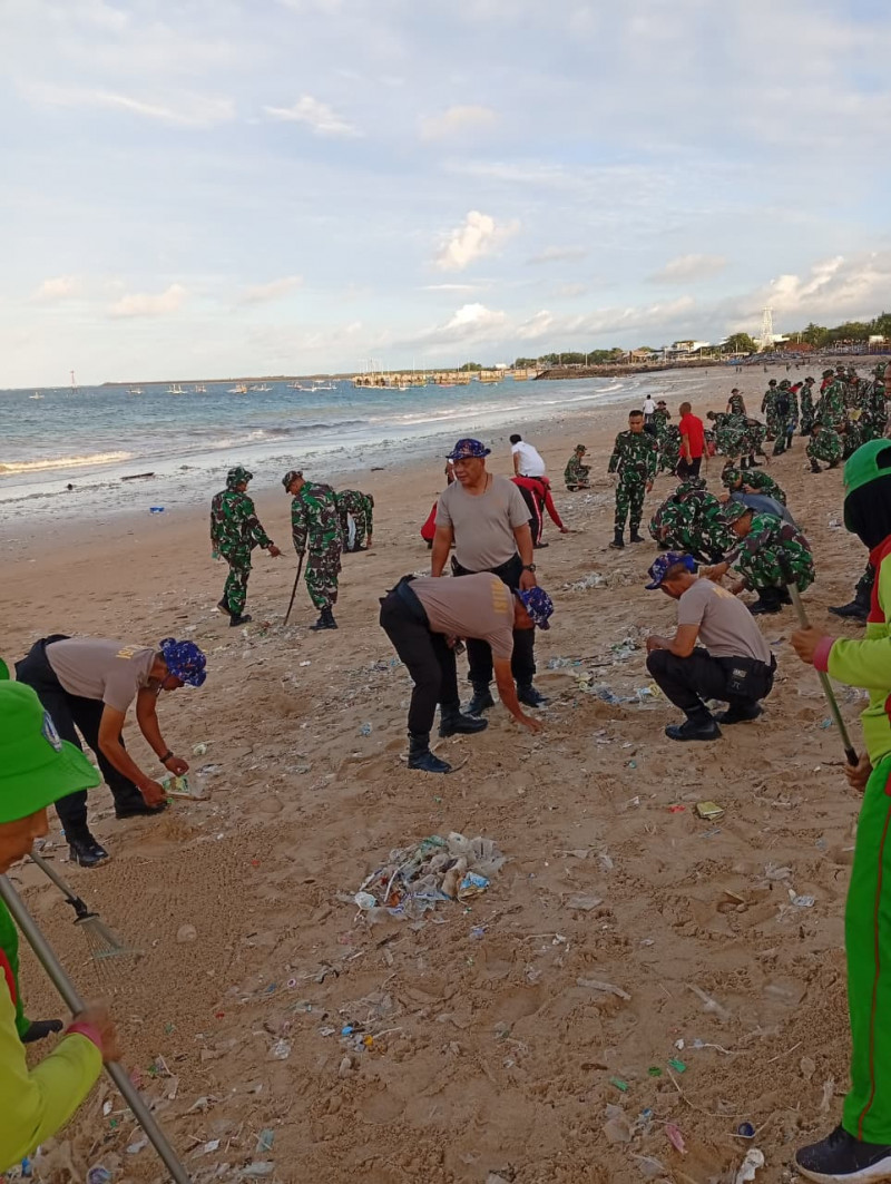 Polda Bali bersama TNI dan Masyarakat Gelar Karya Bakti Pembersihan Pantai Kedonganan dan Kuta