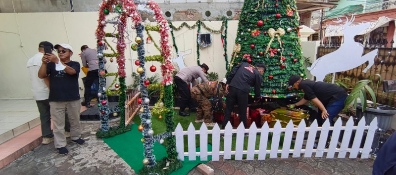 Polsek Cilincing Sterilisasi 30 Gereja, Pastikan Ibadah Natal 2025 Aman dan Kondusif