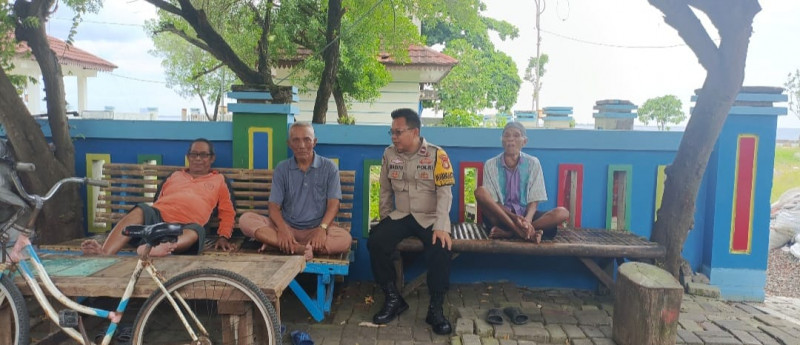 Bhabinkamtibmas Pulau Untung Jawa Jakarta On The Spot Sambang Warga, Sosialisasikan Layanan Polri 110 dan Perkuat Sinergi Kamtibmas