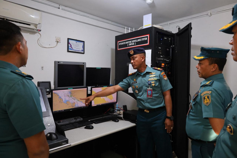 Pastikan Jaringan dan Sarana Komunikasi Berfungsi Optimal Danlanal Dumai Bersama Tim Safari Skomlekal Mabesal Tinjau Posal Sinaboi