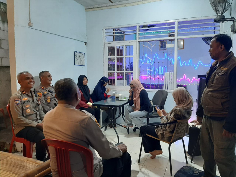 Kapolsek Koja Sambangi Pos Satkamling RW 10, Ajak Warga Aktif Jaga Keamanan Lingkungan