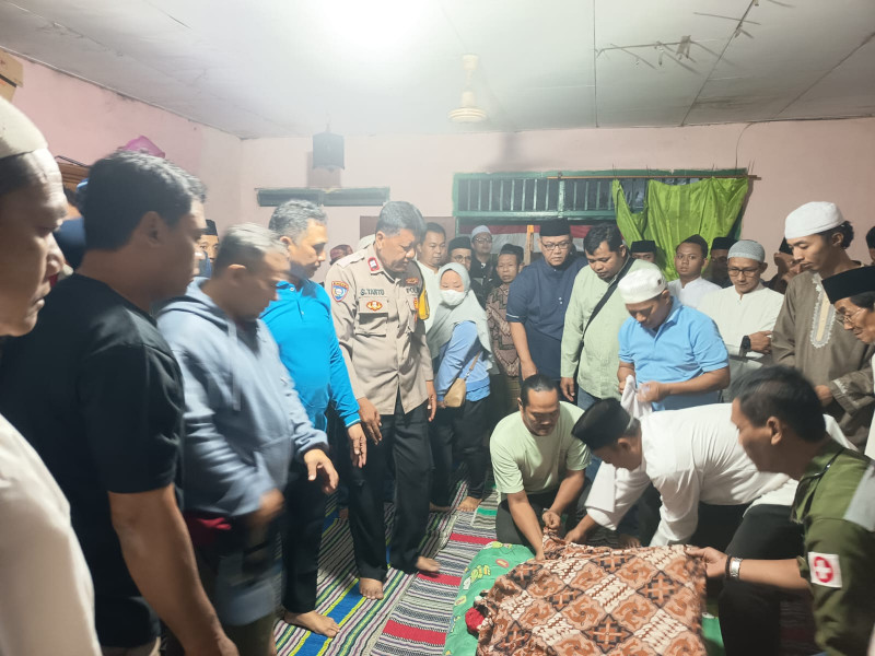 Empati dan Peduli Bhabinkamtibmas Jakasampurna Polsek Bekasi Barat Takziah Warga yang Meninggal