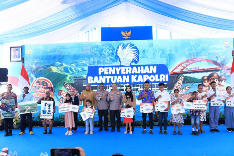 Polri Serahkan Bantuan Pendidikan Bagi 10 Anak Korban KKB di Papua