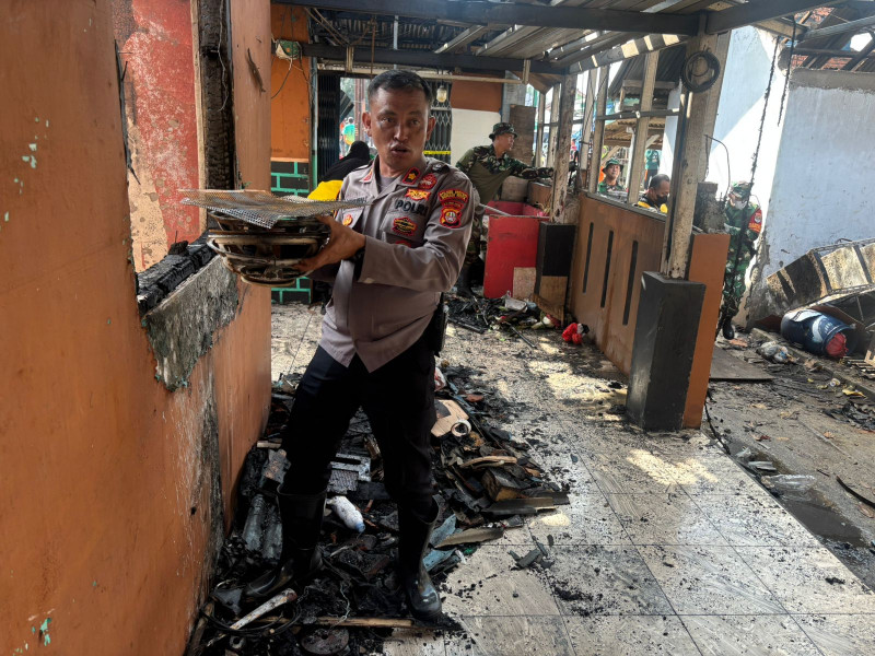 Polres Metro Bekasi Kota Bersama Masyarakat Bersihkan Dampak Ledakan SPBE Cimuning