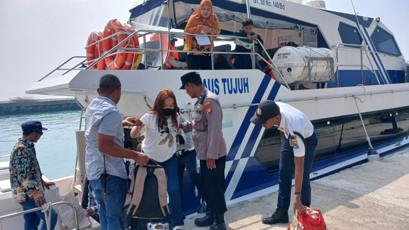 Polsek Kepulauan Seribu Selatan Laksanakan Yan Pam di Dermaga Utama, Jaga Situasi Tetap Aman dan Kondusif