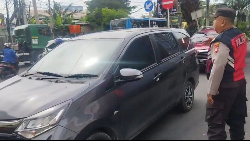 Tanggul Jebol di Sunda Kelapa Picu Kemacetan Parah, Wakapolsek Metro Penjaringan Pimpin Langsung Penanganan