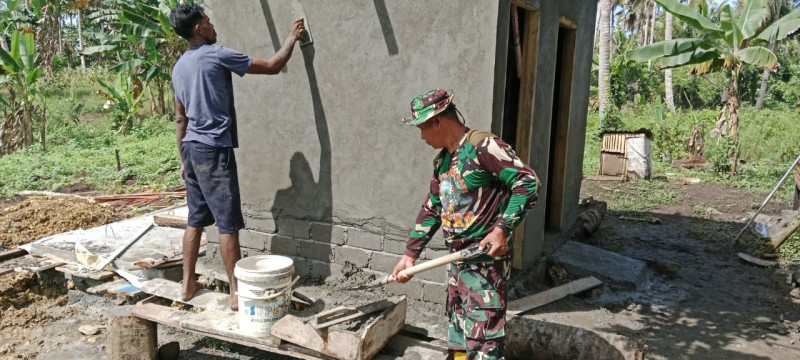 Personel TMMD Ke-127 Kodim 1514/Morotai Bersama Warga Laksanakan Pelesteran MCK di Desa Dehegila