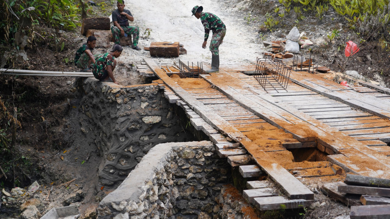 Rehab Jembatan TMMD Ke-129 Capai 55 Persen, Satgas TMMD Percepat Konektivitas dan Akses Masyarakat Kampung Sesor
