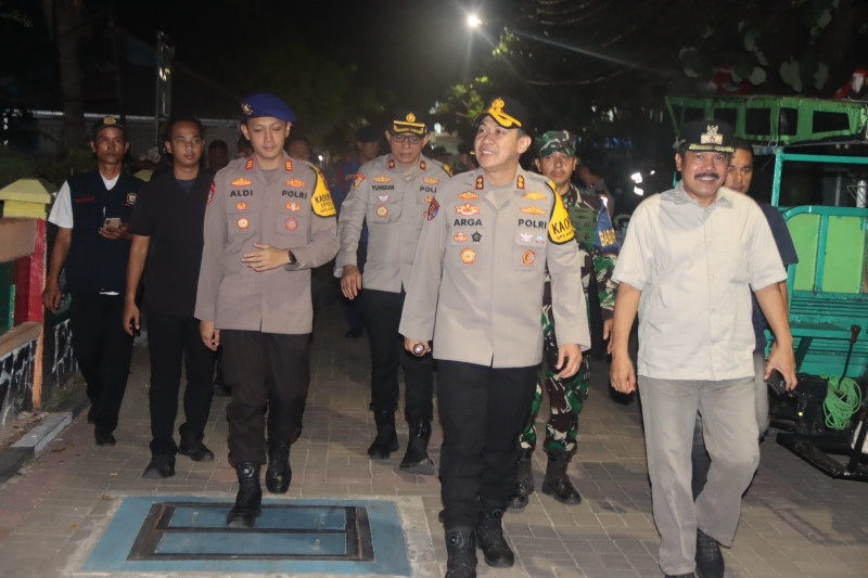 Kapolres Kepulauan Seribu Turun Langsung Ikuti Siskamling Malam di Pulau Untung Jawa, Perkuat Sinergi Lewat Program Jaga Jakarta