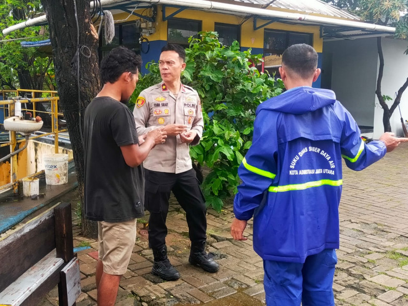 Wakapolsek Metro Penjaringan Cek Rumah Pompa Muara Baru, Pastikan Kesiapsiagaan Hadapi Potensi Banjir