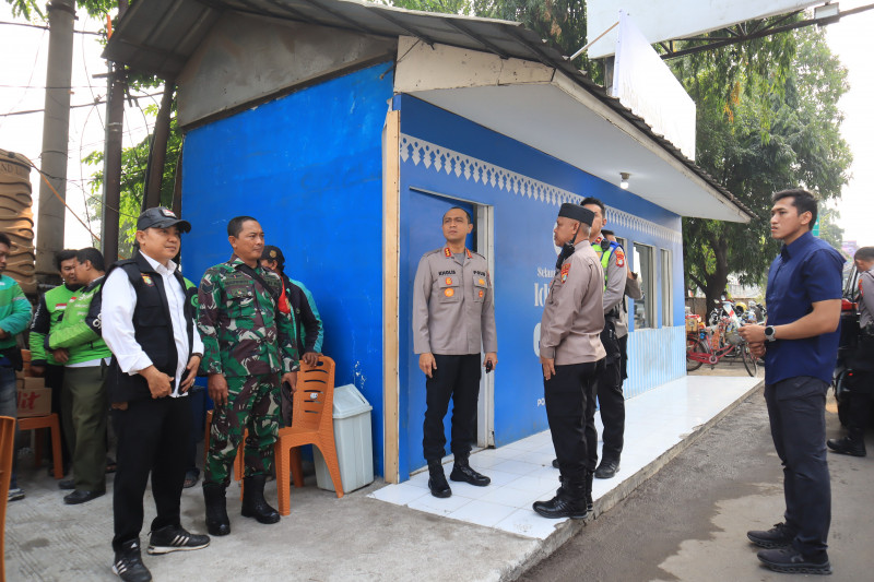 Polsek Bekasi Barat Berikan Pelayanan Pengamanan Giat Masyarakat di Pos Pam Sumber Arta