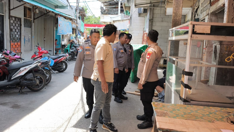 Patroli Jalan Kaki Polsek Pademangan Dukung Program Jaga Lingkungan di RW 012 Pademangan Barat