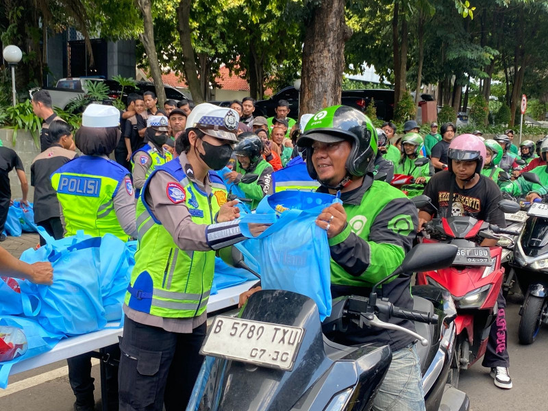 Jumat Peduli, Polda Metro Jaya Salurkan 350 Paket Sembako untuk Pengemudi Ojol