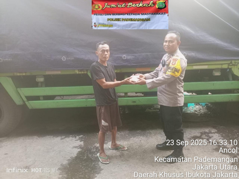 Polsek Pademangan Gelar Jumat Berkah, Bagikan Puluhan Nasi Kotak ke Warga Ancol