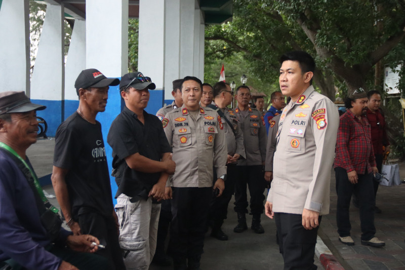 Kapolres Kepulauan Seribu Sambangi Nelayan dan Pengemudi Bentor di Pulau Tidung Titip Pesan Jaga Jakarta+
