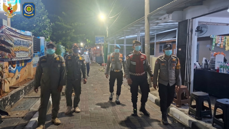 Antisipasi Abu Vulkanik Anak Krakatau, Polsek Kepulauan Seribu Selatan Bagikan Masker dan Sosialisasikan Layanan Polisi 110