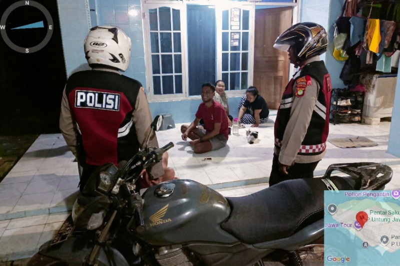 Patroli Malam Siskamling, Polsek Kepulauan Seribu Selatan Perkuat Keamanan dan Sosialisasikan Layanan 110