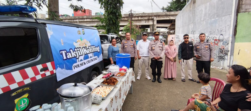 Polsek Cilincing Gelar Takjil Keliling di RW 09, Perkuat Kedekatan Polisi dan Warga Jelang Berbuka
