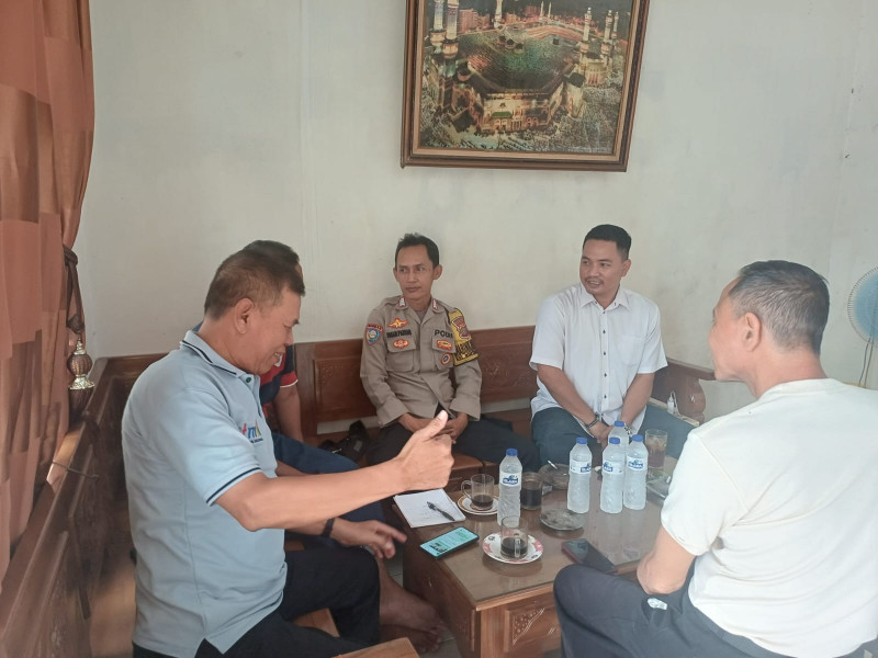 Jaga Jakarta On The Spot Bhabinkamtibmas Bintarajaya Polsek Bekasi Barat Sambangi Tokoh Masyarakat Ajak Cegah Tawuran