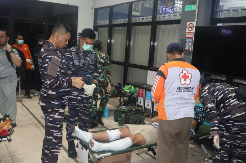 Perkuat Sinergi Lintas Sektor, Lanal Banjarmasin Bersama Tim SAR Gabungan Evakuasi Korban KM Virgo Transport 8