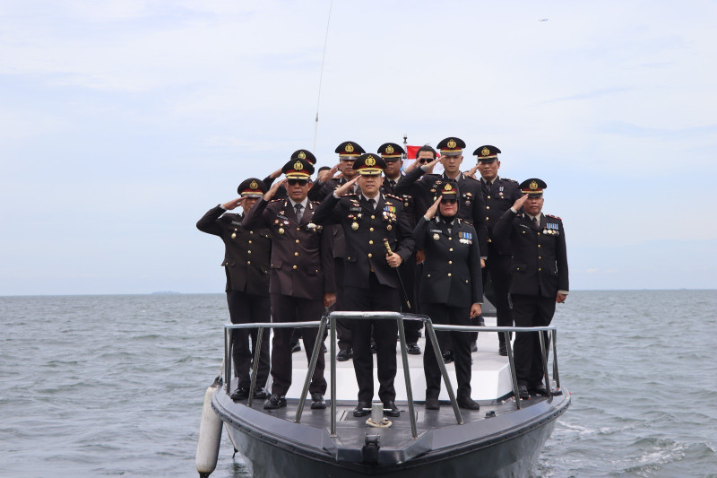 Mengenang di Tengah Laut : Polres Kepulauan Seribu Tabur Bunga di Perairan untuk Hormati Jasa Pahlawan