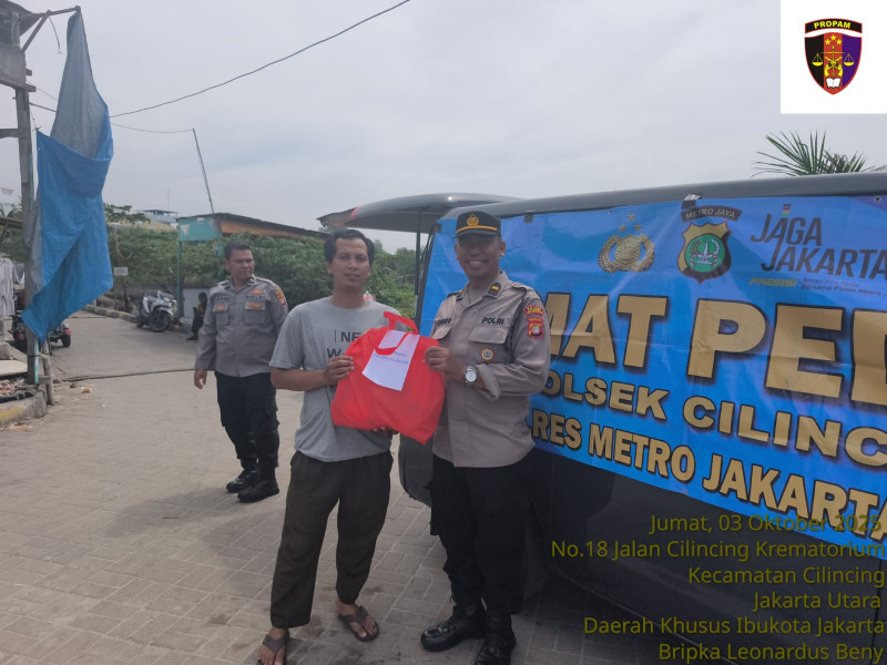 Jumat Peduli, Polri Bagikan 50 Paket Sembako di Kampung Nelayan Cilincing