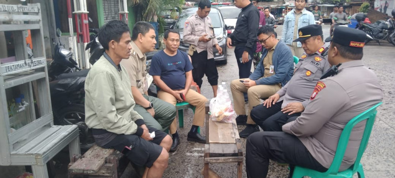 Kapolsek dan Camat Cilincing Bertaziah ke Rumah Korban Meninggal Akibat Tersengat Listrik di Kalibaru